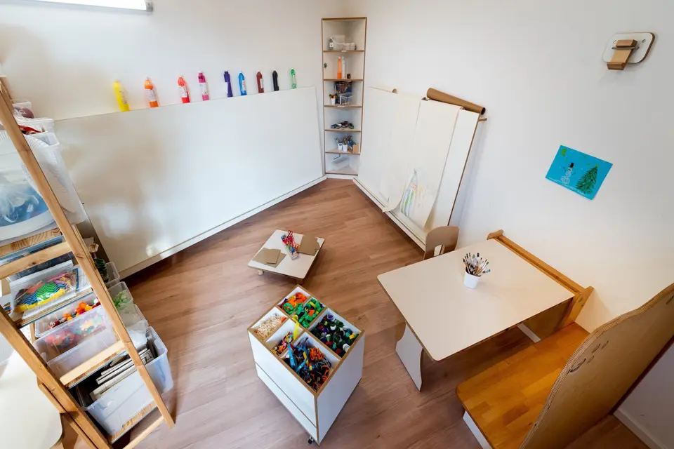 Painting and drawing room with sitting area Painting and drawing room with sitting area