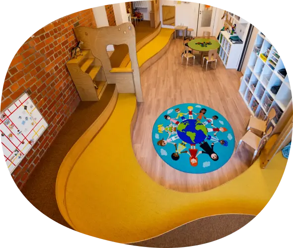 Kidspace Hamburg Bahrenfeld Blick in den Raum mit Sitzgelegenheiten und Spielzeug